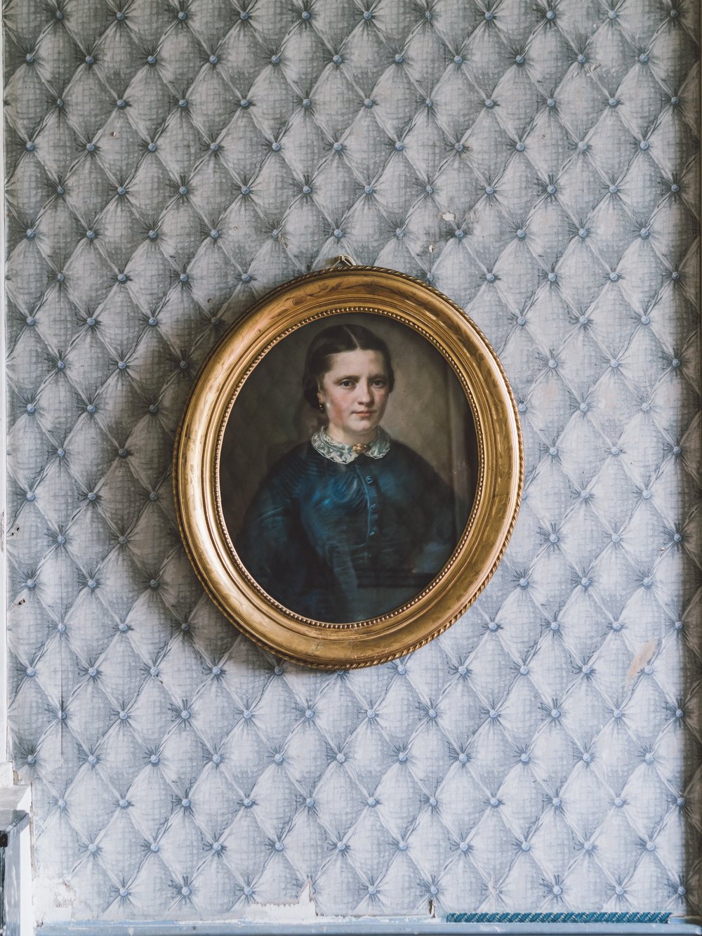 Porcelain set out