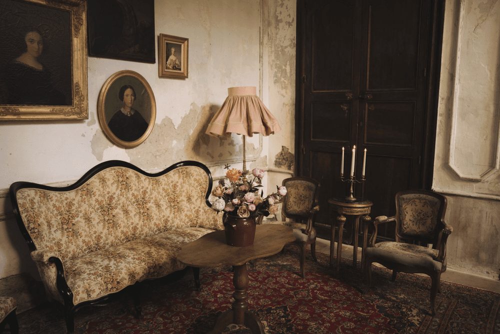 A salon, the lamps lit