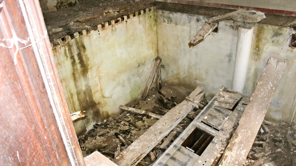A room before the work, the floor gone