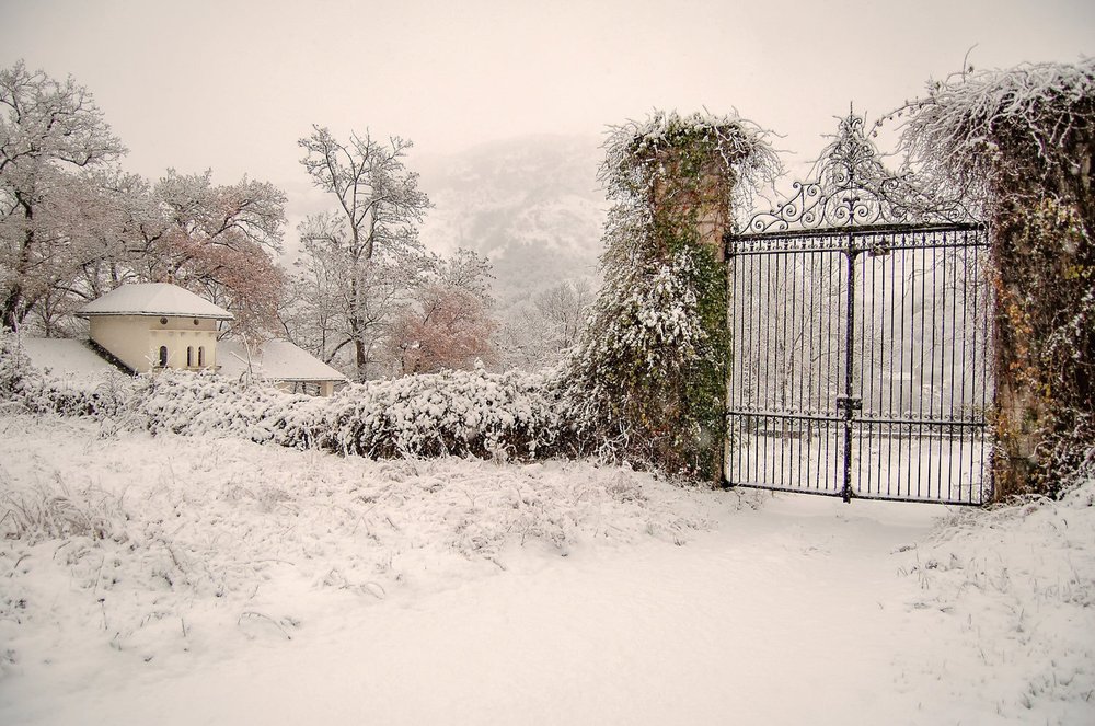 The gates and the pigeonnier in snow