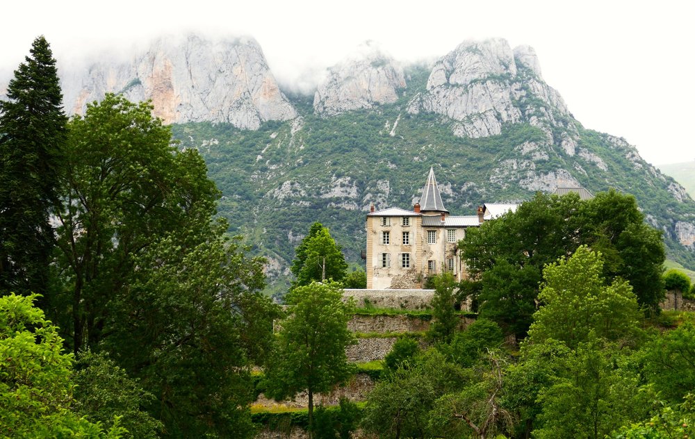 The château from afar, below the cliffs