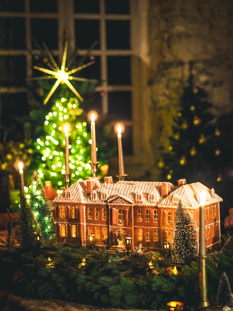 The gingerbread château under the lights