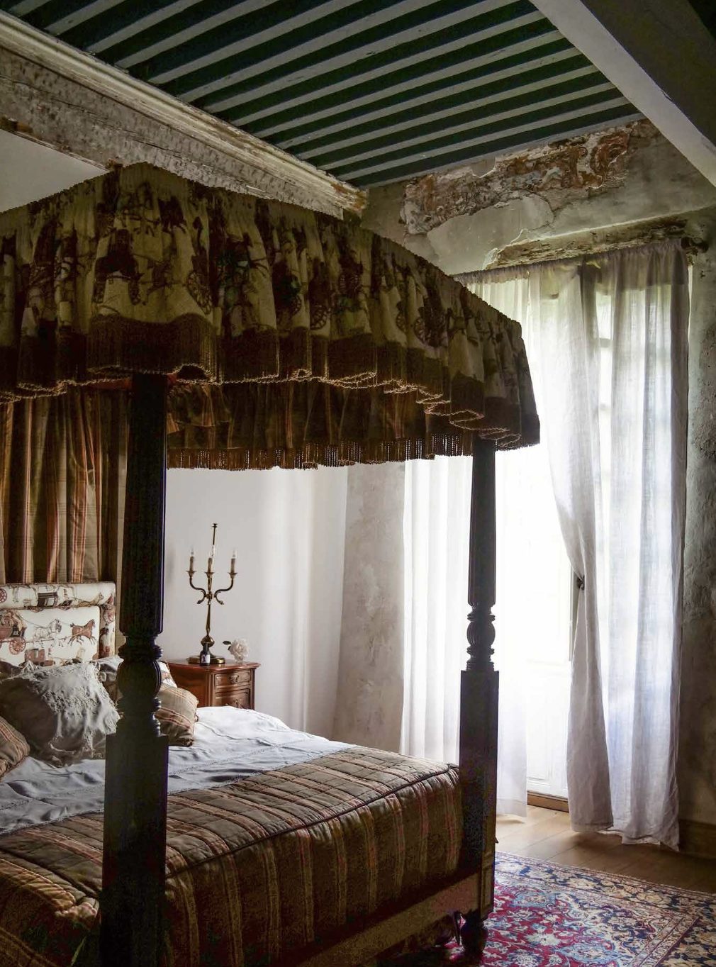 The King Room, the four-poster and its canopy