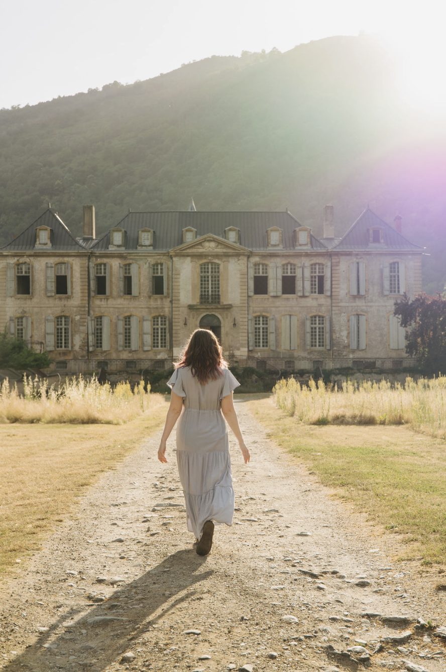 Walking up to the château