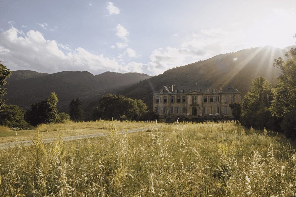 The château in the late sun, the mountains around it