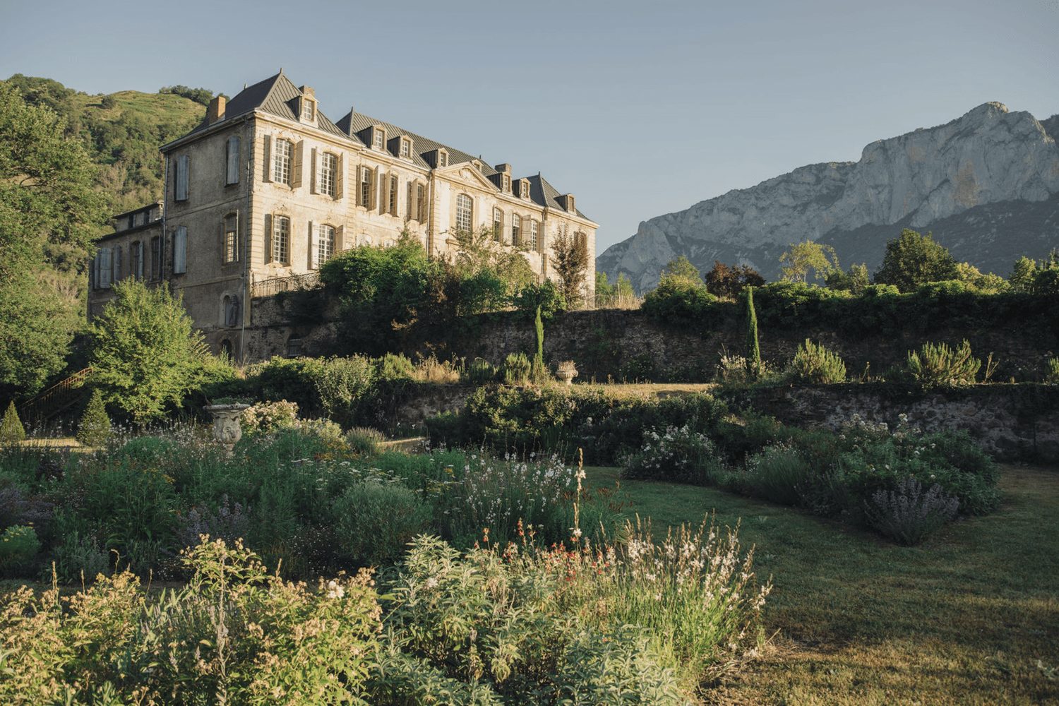 The château and its gardens, the mountains around