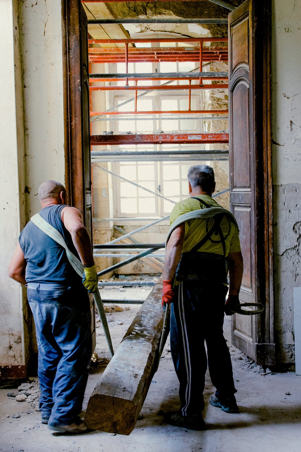 The first workers in one of the rooms