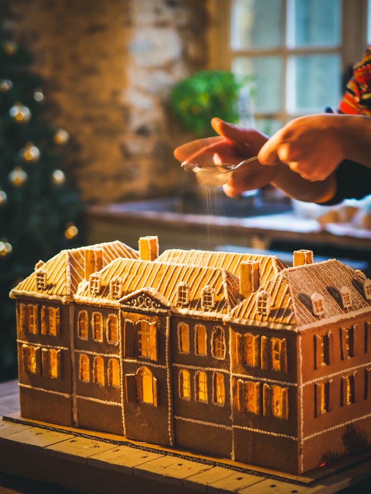 Icing the gingerbread château