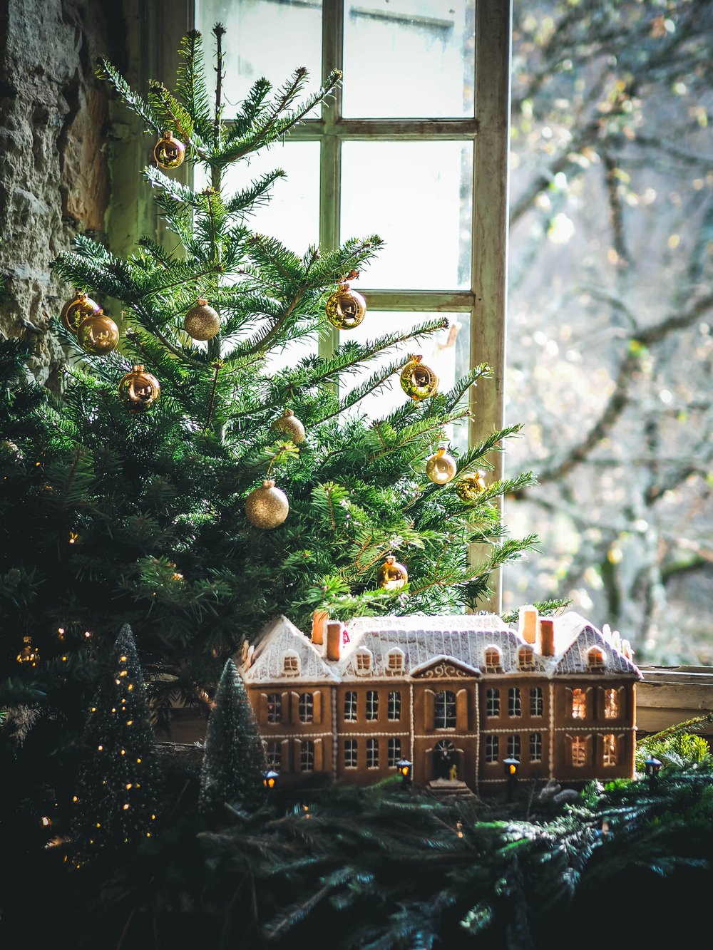 The gingerbread château by a snowy window
