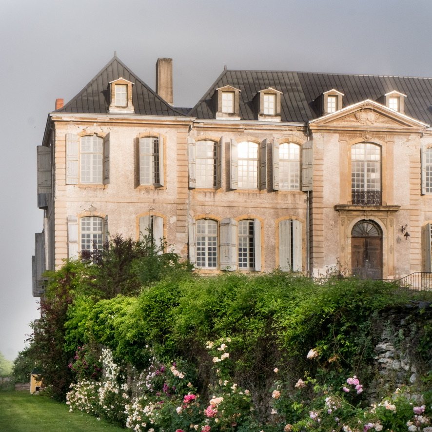 The château above the roses