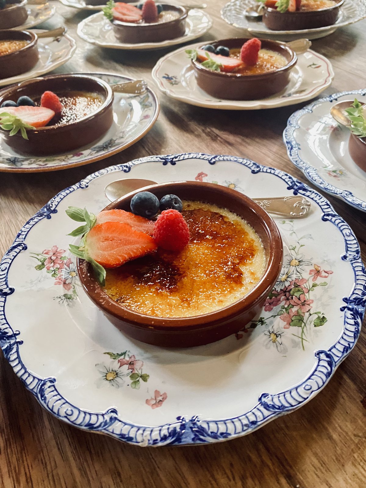 Crème brûlée with strawberries and blueberries