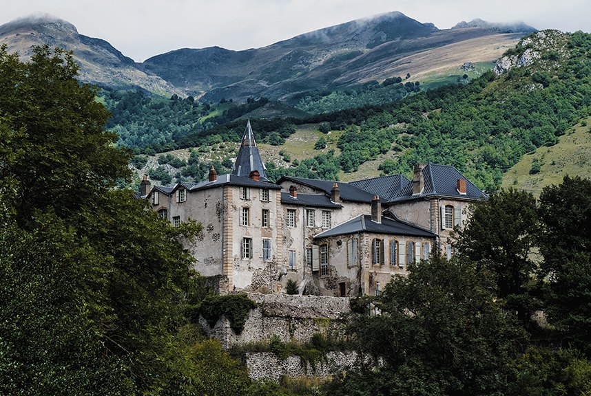 The château below the mountains