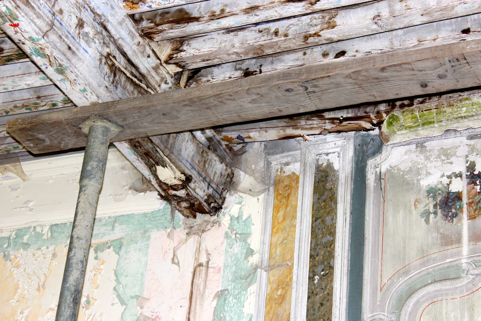 Bare beams over painted panels