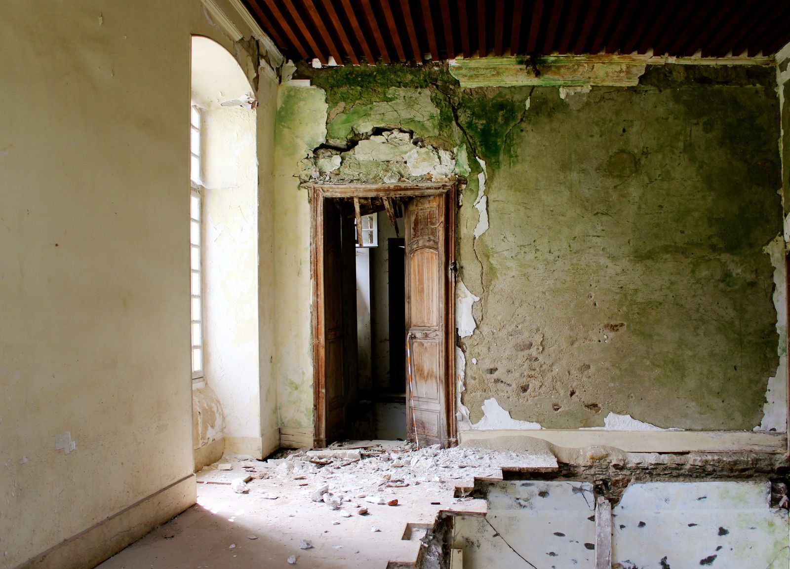 A great room, the floor open to the level below