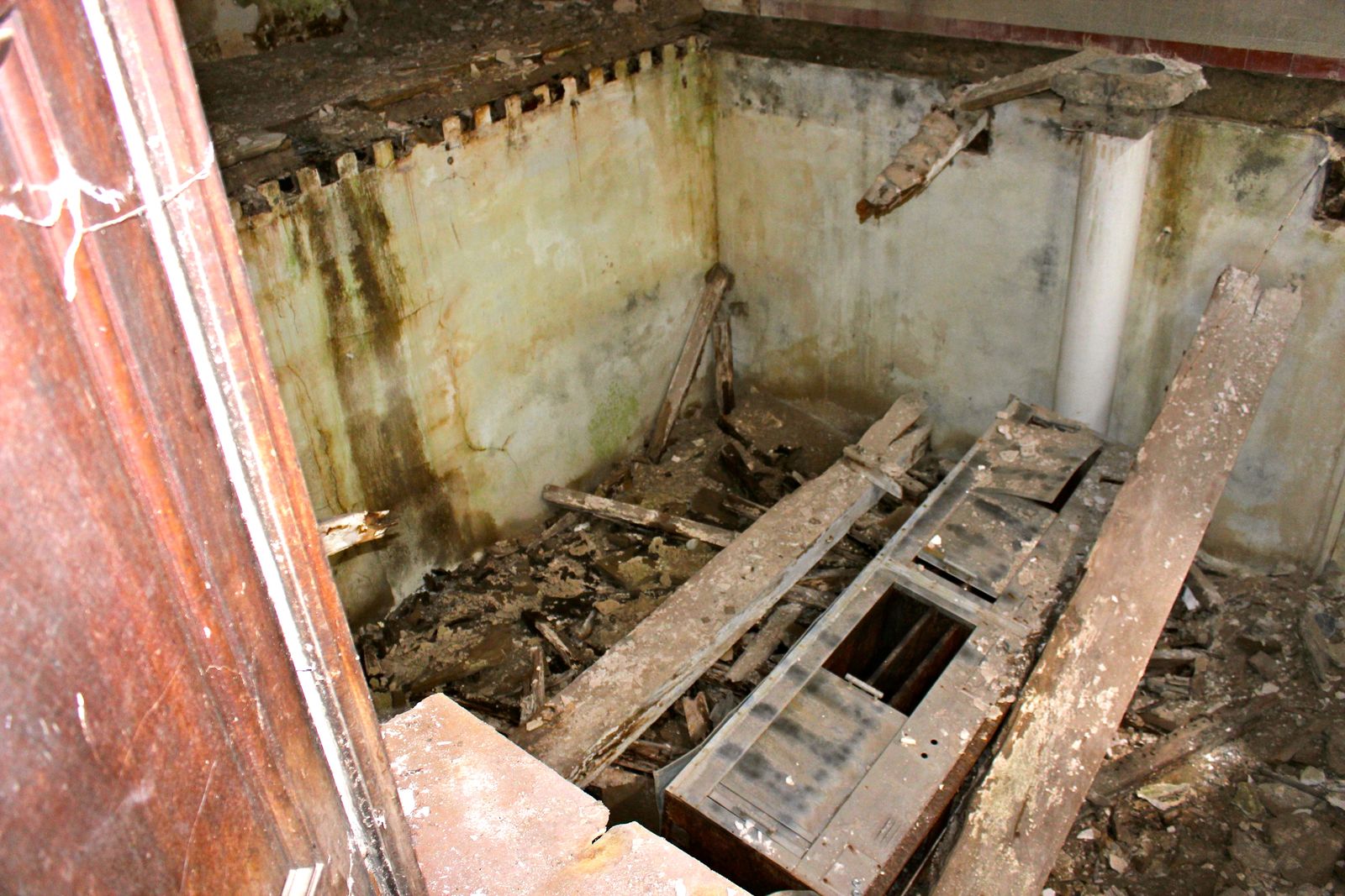 A room with no floor left