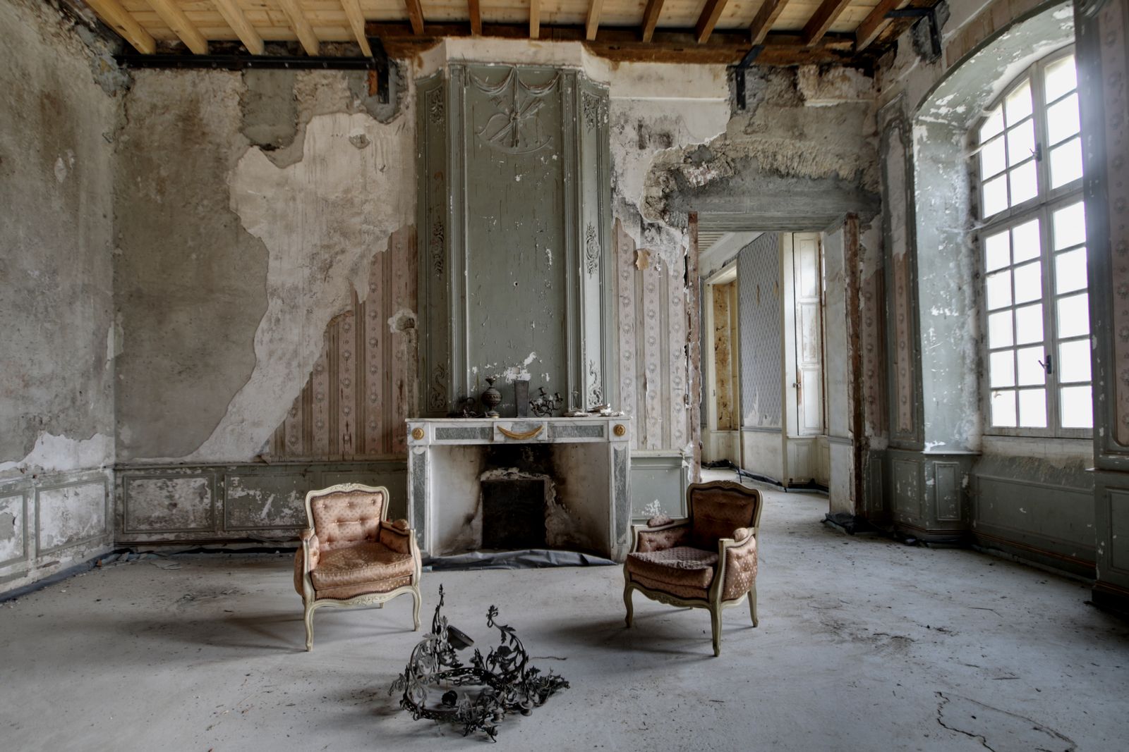 A salon of another age