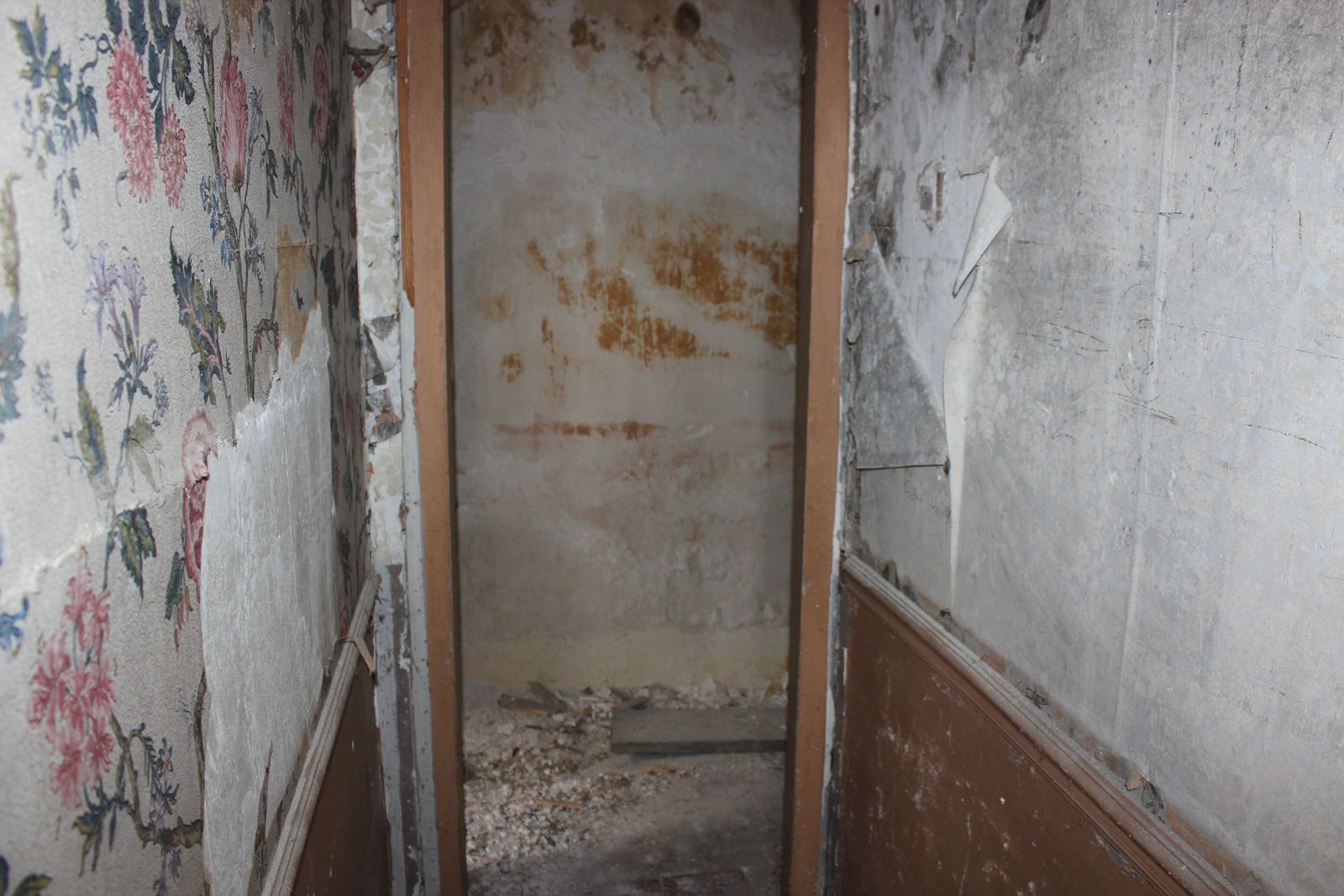 Flowered wallpaper in a narrow passage