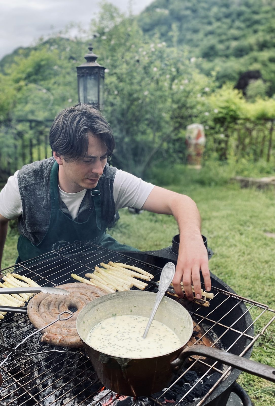 White asparagus on the grill, in the grounds