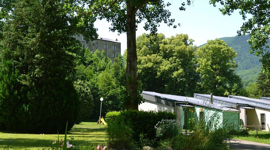 Les Gîtes de Beille among the trees, the château just above