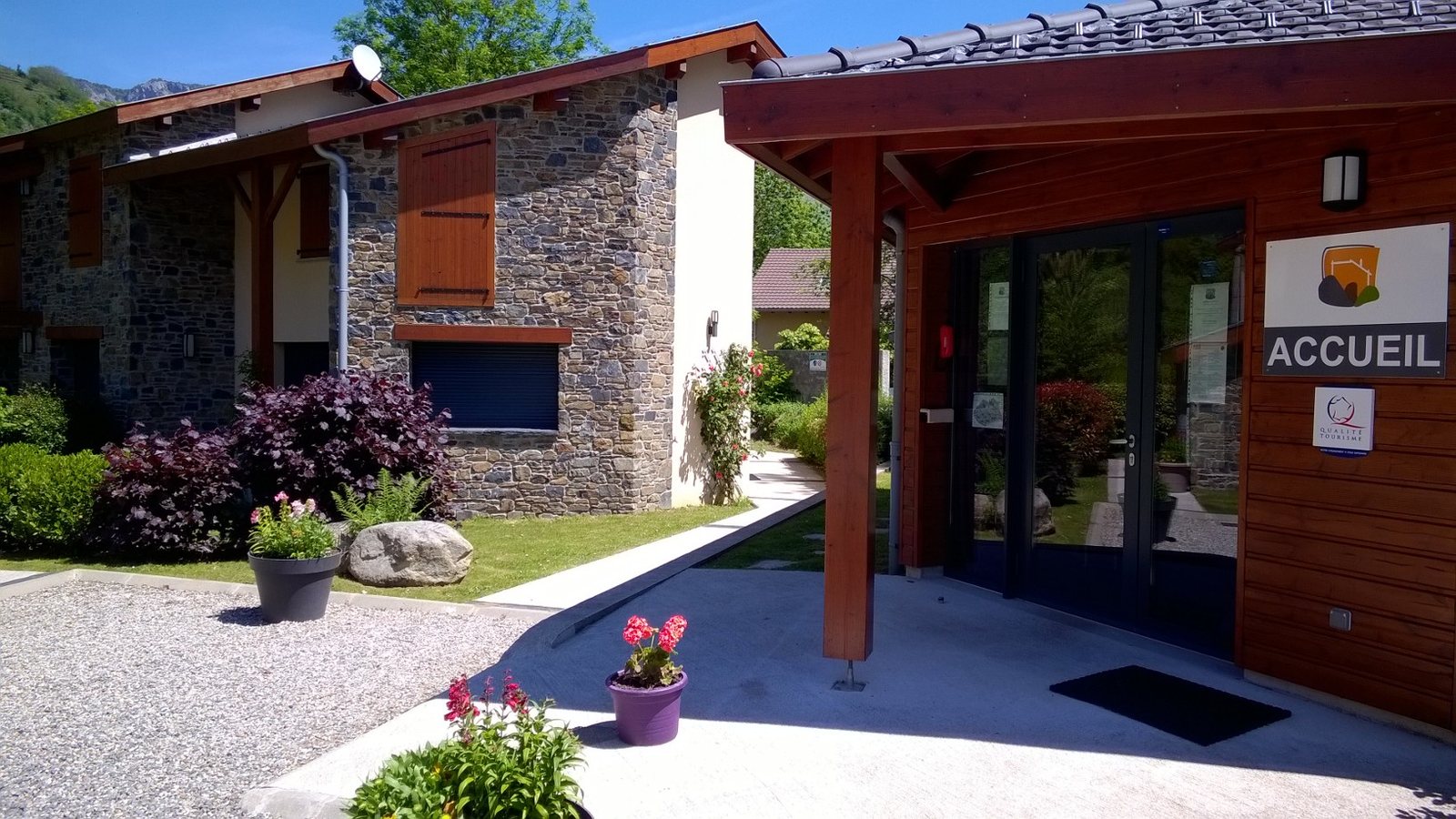 Les Granges de Léo, the reception and a stone house
