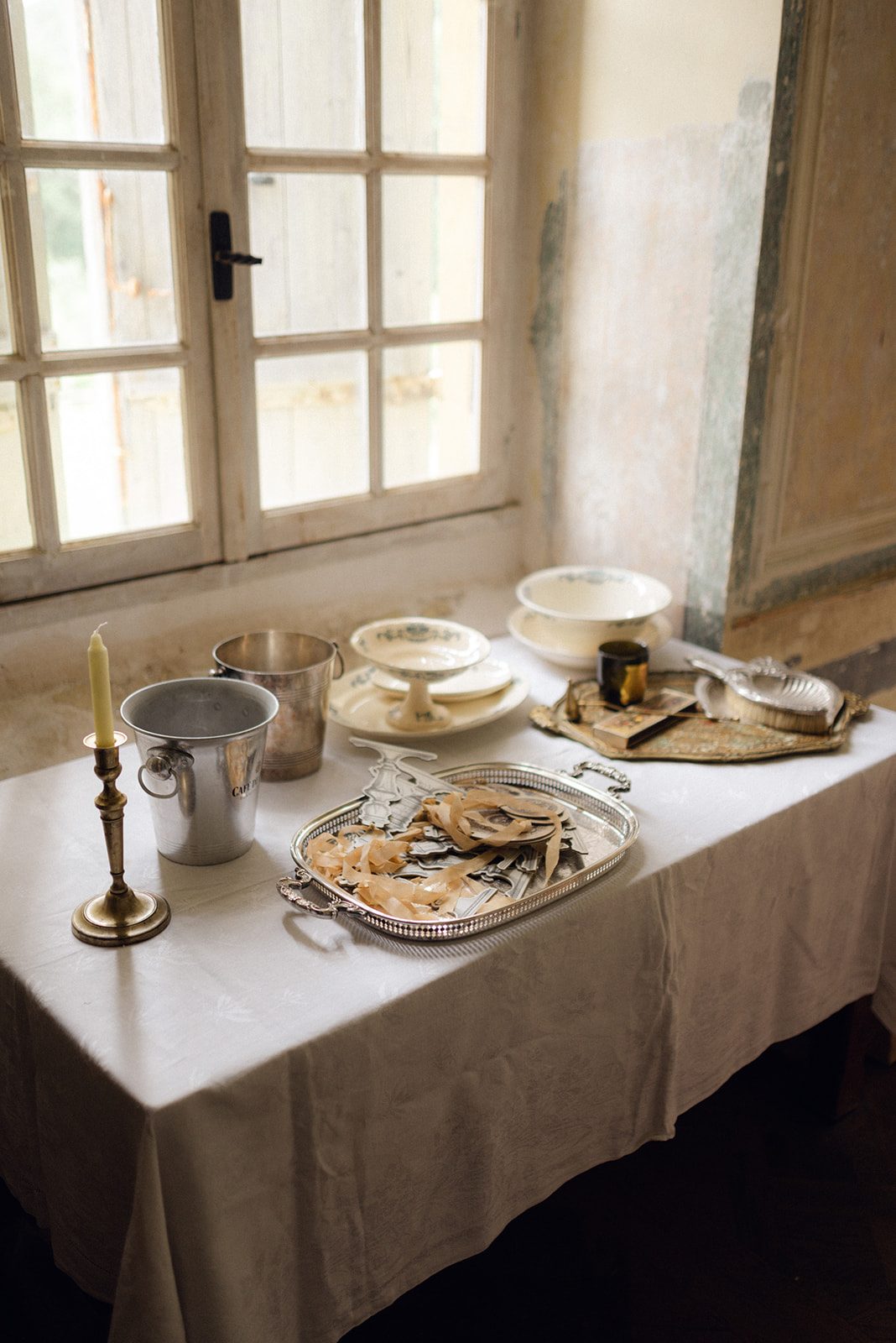 A window, crystal on the table