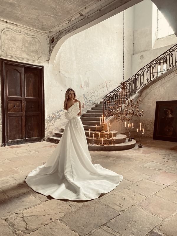 A bride at the foot of the staircase