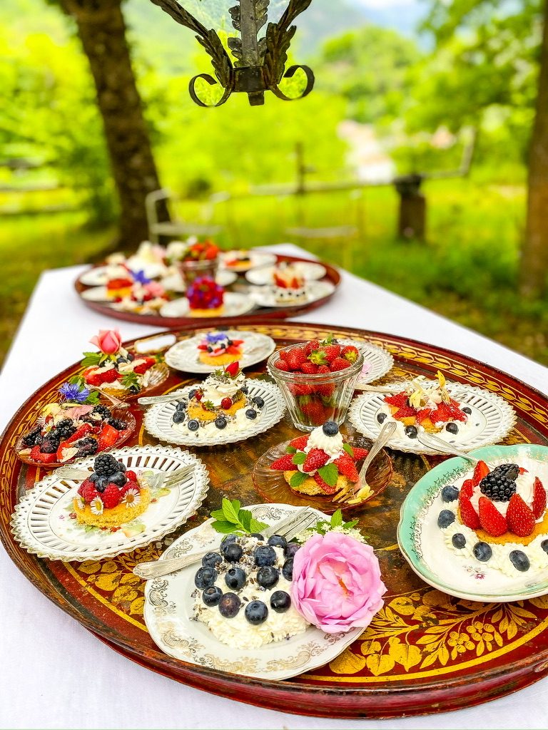 Fruit tarts, carried out to the garden