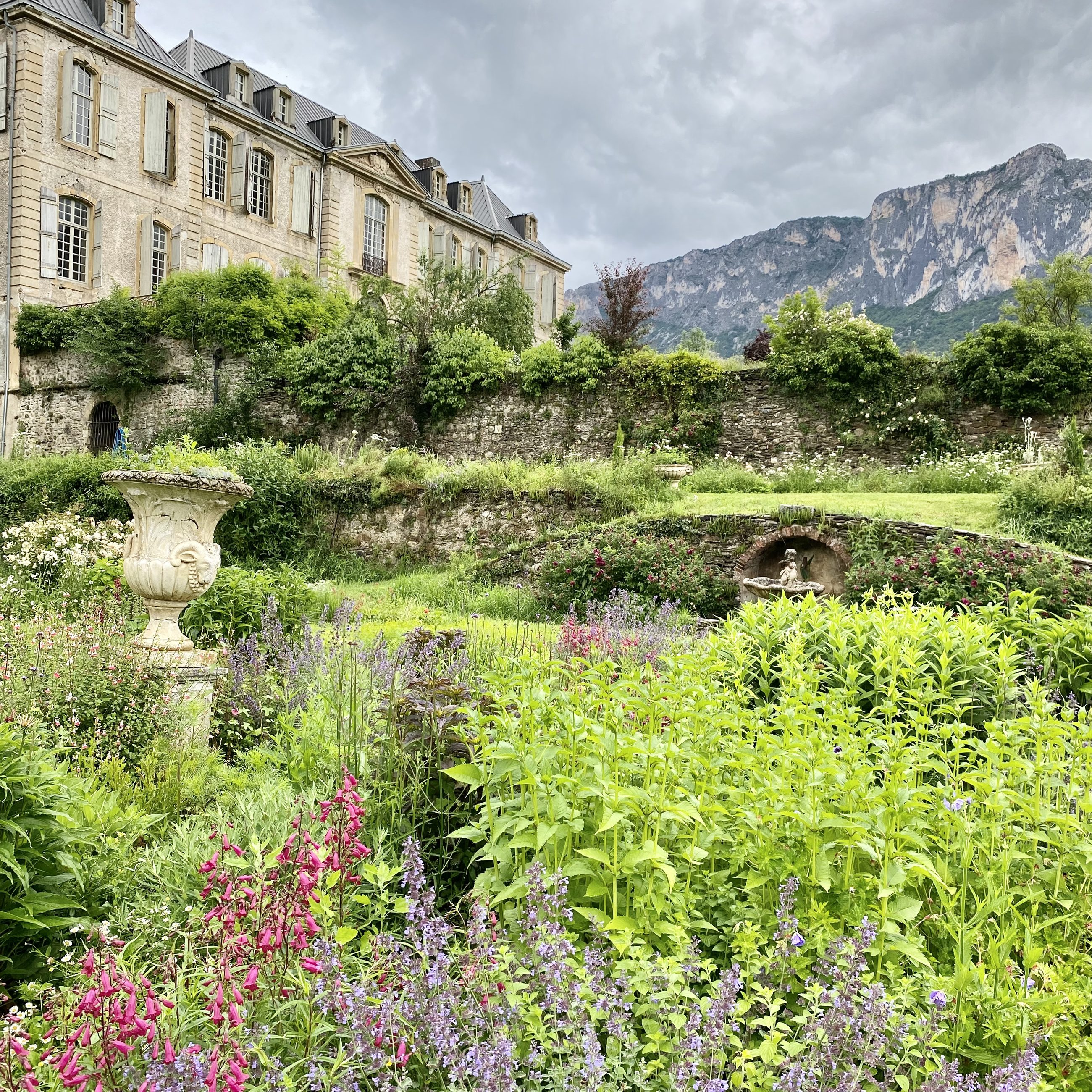 The château over its garden, the mountains beyond