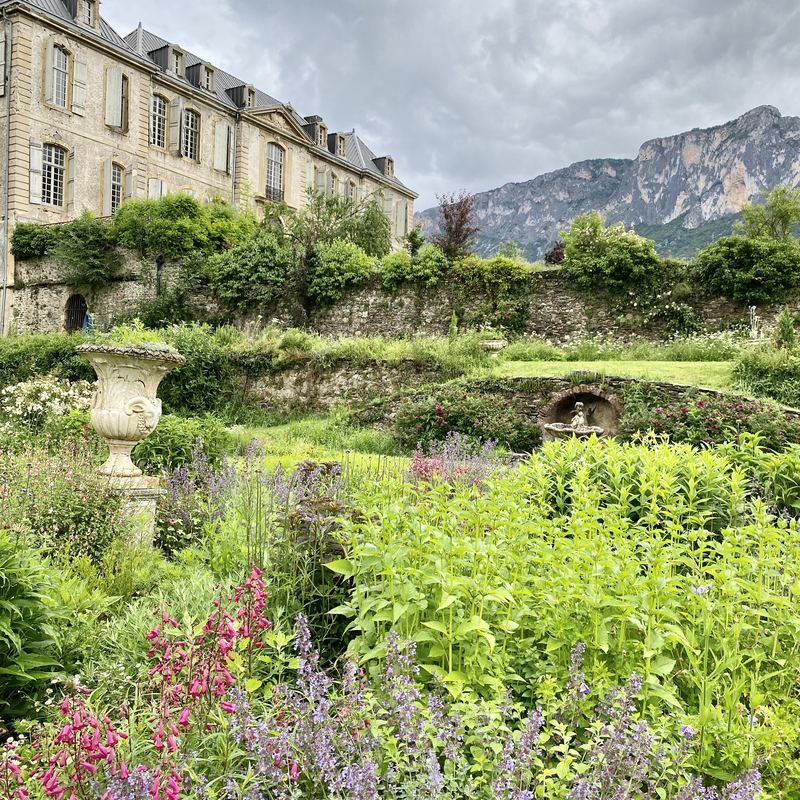 The château over its garden, the mountains beyond
